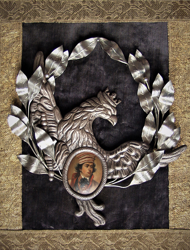 Patriotyczna plakieta z wizerunkiem Tadeusza Kościuszki Kompozycja patriotyczna z miniaturą portretową Tadeusza Kościuszki. Polska, lata 1846-1870. Wysokość plakiety: 31,8 centymetrów, szerokość 26 centymetrów. Wysokość miniatury 4,5 centymetra, szerokość 3,7 centymetra.
Na prostokątnej desce wyklejonej fioletowym aksamitem i dwoma rzędami złotolitego galonu, półplastyczne wyobrażenie orła w koronie, zwróconego w prawo, z rozpostartymi skrzydłami. Orzeł trzyma w szponach berło i tarczę z miniaturą Tadeusza Kościuszki. Wokół orła wieniec laurowy. W owalnej ramce portret Kościuszki, przedstawiający młodego mężczyznę w popiersiu, zwróconego z wprawo. Ubrany jest białą sukmanę z czerwonym podbiciem, kamizelę lub żakiet w biało-czerwone pasy i białą koszulę. Pod szyja granatowa kokarda i wiszący na wstędze krzyż . Na głowie wysoka, miękka czapka w pasy, spod której widoczne są ciemne kędzierzawe włosy. Tło beżowe, rozjaśnione wokół postaci. Całość oprawiona w owalną złoconą ramę z wypukłym szkłem.