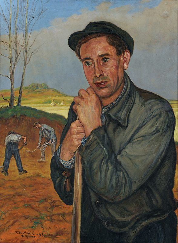 Wlastimil Hofman, „Piaskarz", 1951 „Piaskarz”. Wlastimil Hofman, 1951, Polska. Wymiary: 85 cm x 64 cm. Materiał i technika: płótno, olej
Mężczyzna w średnim wieku, ukazany w półpostaci, zwrócony w trzech czwartych w lewo, wsparty oburącz na trzonku łopaty. Twarz pociągła o dość ciemnej karnacji, ogorzała, z szaroniebieskimi oczami, prostym nosem i czerwonymi rozchylonymi ustami. Mężczyzna ubrany jest w szarą czapkę, spod której widoczne są brązowe włosy, szarą kurtkę i koszulę w niebieską kratkę. W tle dwóch robotników kopię łopatami piasek; dalej zżęte pola i błękitne, częściowo zachmurzone niebo.