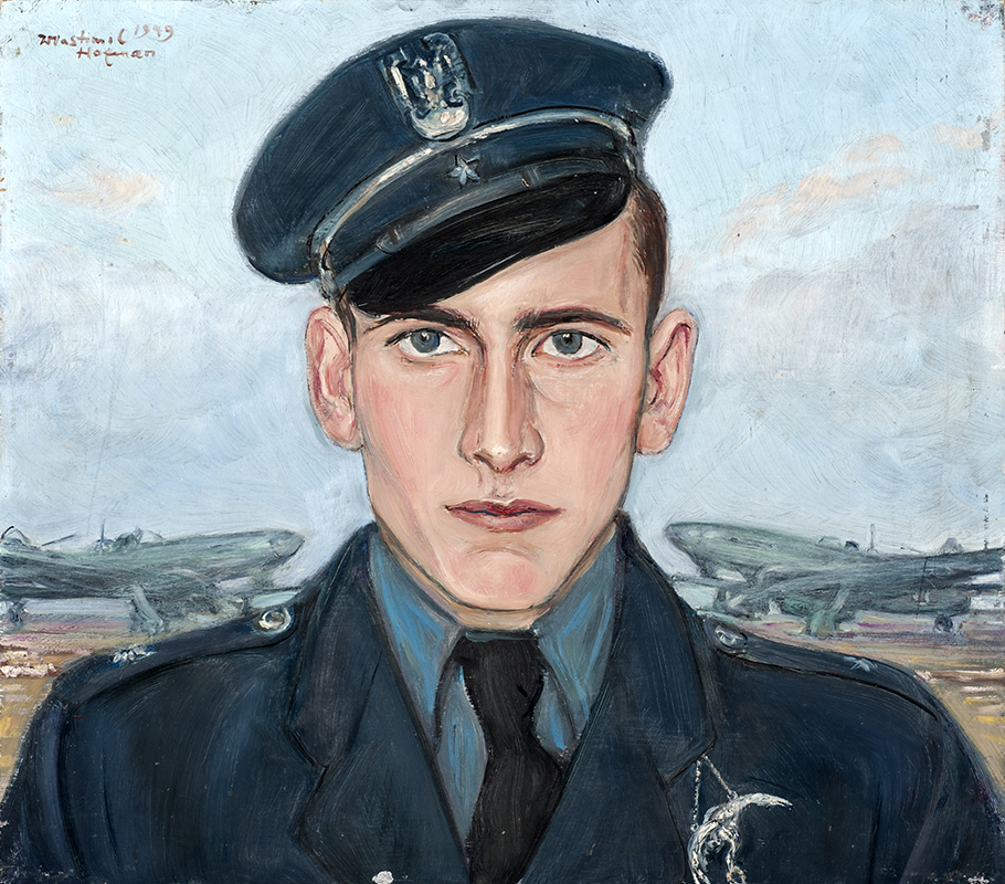 Wlastimil Hofman, „Lotnik", 1949 „Lotnik”, Wlastimil Hofman, 1949, Polska. Wymiary 40.5 cm x 45, 5 cm. Materiał i technika: sklejka, olej
Popiersie młodego mężczyzny en face w mundurze lotnika w stopniu podporucznika. Ubrany w stalowoniebieski mundur, szaroniebieską koszulę i czarny krawat. Na głowie czapka spod której wystają brązowe włosy. Twarz pociągła o jasnoróżowej karnacji, oczy szaroniebieskie. W oddali widoczne dwa samoloty typu Jak-9, zwrócone dziobami do środka. Tło jasnoniebieskie, u góry różowo szare obłoki.