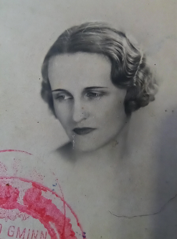 Helena Dygat Czarno-biała fotografia do dokumentów. Młoda, ładna kobieta, głowa odwrócona ¾ w prawo. Wzrok smutny, skierowany w dół. Twarz lekko pociągła, skóra gładka o jasnej karnacji; Oczy jasne, brwi cienkie, mocno zarysowane; Nos zgrabny, prosty. Usta ciemne, wąskie. Włosy jasne, gładko zaczesane. Od skroni do ucha podwójnie zafalowane. W prawym dolnym rogu fragment czerwonej pieczątki urzędowej.