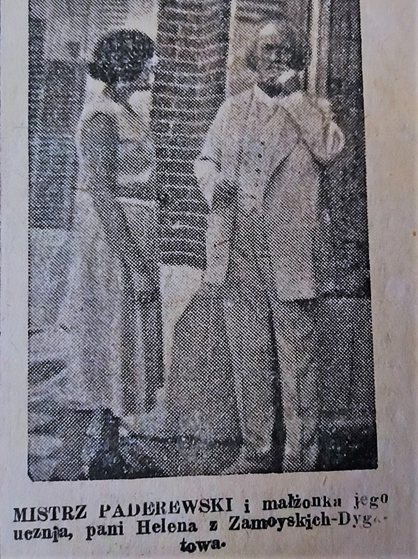 Helena Dygat i Ignacy Jan Paderewski Czarno-biały, zniszczony wycinek z prasy. Fotografia z 1928 roku, przedstawiająca starego mężczyznę i młodą kobietę stojących na tle budynku z cegły. Po lewej stronie fotografii mężczyzna ubrany w jasny garnitur stoi na wprost. Marynarka rozpięta, pod nią jasna kamizelka i wystający spod niej biały kołnierzyk koszuli. Włosy bardzo jasne, prawie białe, sięgające ucha, duże zakola. Lewą dłonią gładzi wąsy. Po prawej stronie młoda kobieta ujęta z profilu, ubrana w jasną, letnia sukienkę sięgającą pół łydki, przepasana ciemnym paskiem.