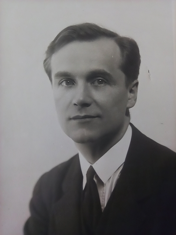 Zygmunt Dygat Czarno-biała fotografia. Młody mężczyzna w ujęciu do pasa, skręcony tułowiem ¾ w prawo. Twarz zwrócona na wprost. Oczy jasne, w kształcie migdałów, brwi grube, ciemne. Nos zgrabny, lekko zadarty. Usta kształtne, naturalne. Włosy ciemne, zaczesane nad czołem w prawo. Lekkie zakola. Ubrany w ciemny garnitur, białą koszulę i krawat.