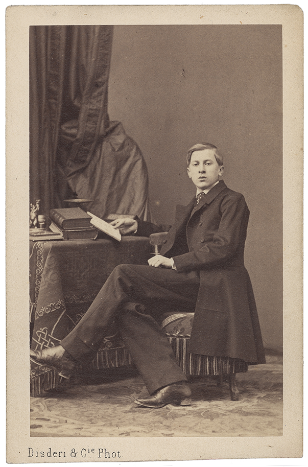 Konstanty Zamoyski, fot. Disderi & Cie, Francja, Paryż; 1860 r.; Materiał/technika: papier albuminowy, karton/odbitka z negatywu szklanego kolodionowego; wymiary 8,5 x 5,7 centymetrów. Fotografia zabytkowa, pionowa. Młodzieniec w całej postaci, siedzący przy stoliku, zwrócony w lewo, głowa en face; w tle z lewej kotara.