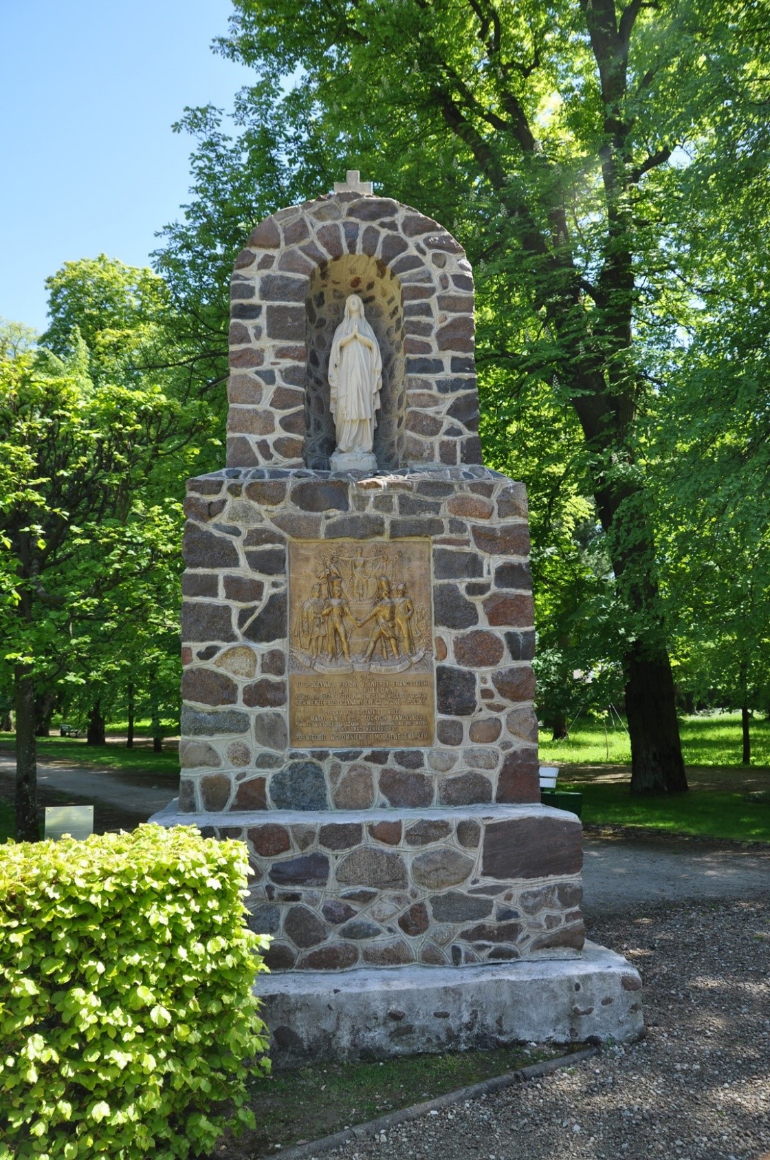 Pomnik żołnierzy napoleońskich w kozłowieckim parku Pomnik żołnierzy napoleońskich w parku zespołu pałacowo-parkowego w Kozłówce. Pomnik wykonany z polnych kamieni, ma kształt kapliczki, składającej się z czterech części, zwężających się ku górze. W zwieńczeniu kamienny krzyż, poniżej we wnęce biała figura Matki Boskiej, z głową skierowaną ku górze i rękami złożonymi w geście modlitwy. W centralnej części pomnika widoczna jest tablica z brązu, z postaciami czterech żołnierzy w mundurach armii francuskiej i polskiej z początku wieku dziewiętnastego. Na pierwszym planie dwaj żołnierze podają sobie ręce, nad nimi widoczna postać kobieca w stroju antycznym i płaszczu, z rozłożonymi dłońmi, w których trzyma dwa wieńce laurowe. Poniżej umieszczono napisy w języku francuskim i polskim: FRANCAIS ET POLONAIS DE TOUS TEMPS AMIS / D.O.M. / TU SPOCZYWAJĄ PROCHY ŻOŁNIERZY FRANCUSKICH / ARMJI NAPOLEONA / KTÓRZY W R. 1812 SŁYSZELI PAMIĘTNE SŁOWA WIELKIEGO CESARZA / „ŻOŁNIERZE ROZPOCZYNAMY DRUGĄ WOJNĘ O POLSKĘ / SPEŁNIAJĄC OSTATNIĄ WOLĘ / Ś.P. MARYI ANIELI Z POTOCKICH ZAMOYSKIEJ / POMNIK TEN, KTÓREGO ZA CZASÓW NIEWOLI ZBUDOWAĆ NIE BYŁO MOŻNA /W ROKU 1930 WZNIESIONO / POŚWIĘĆCIE WSPOMNIENIE I MODLITWĘ ZMARŁYM / R.I.P.
