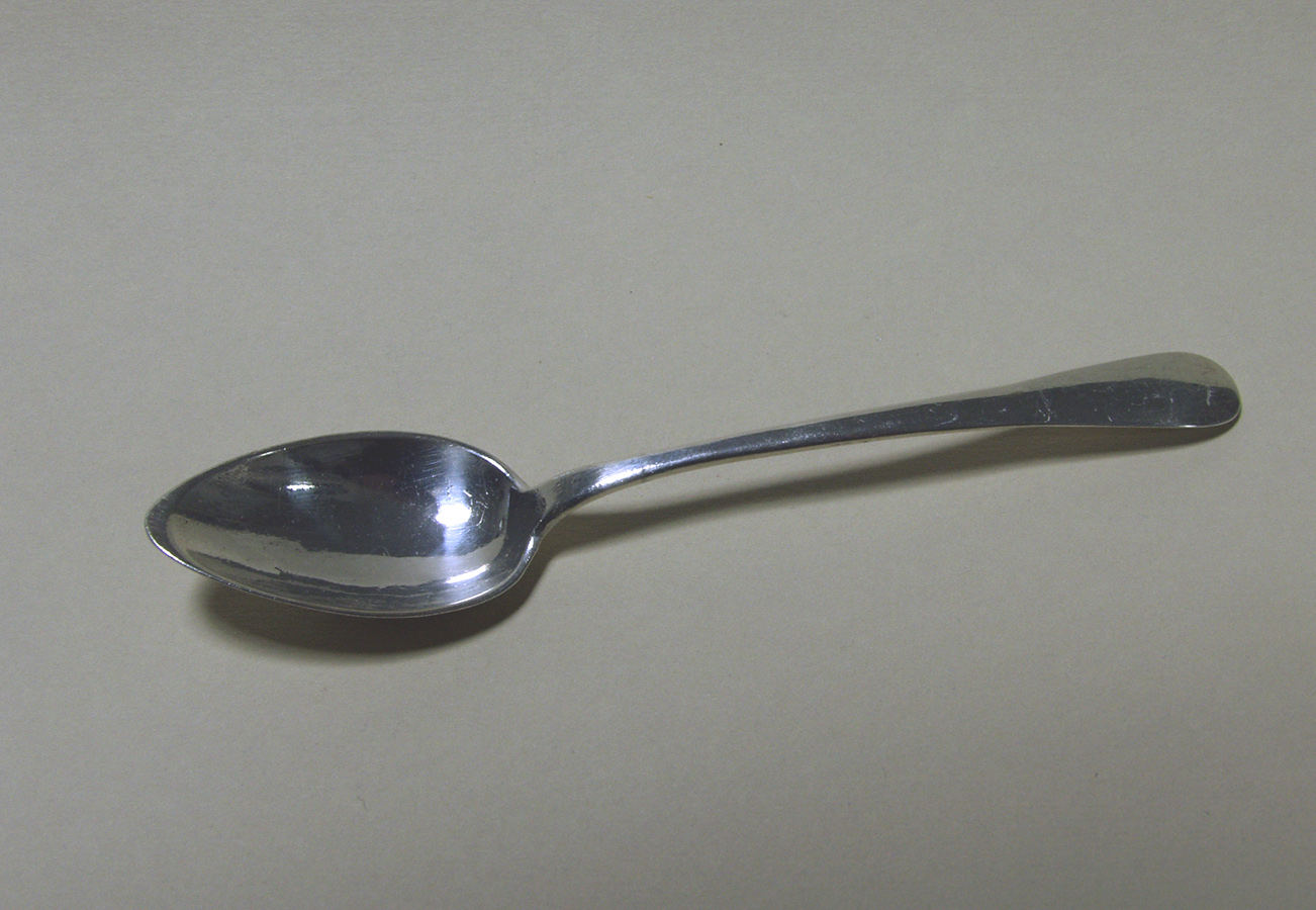 Łyżeczka, Francja, Bazile Chenaillier, po 1807 roku; srebro, odlew; dł. 12,9 cm; zbiory Muzeum Zamoyskich w Kozłówce, nr inw. MPK/ZM/1325 Fotografia przedstawia łyżeczkę w kolorze srebrnym. Część do nabierania owalna, wgłębiona. Trzonek gładki, lekko wygięty, rozszerzający się ku końcowi, półkoliście zamknięty.