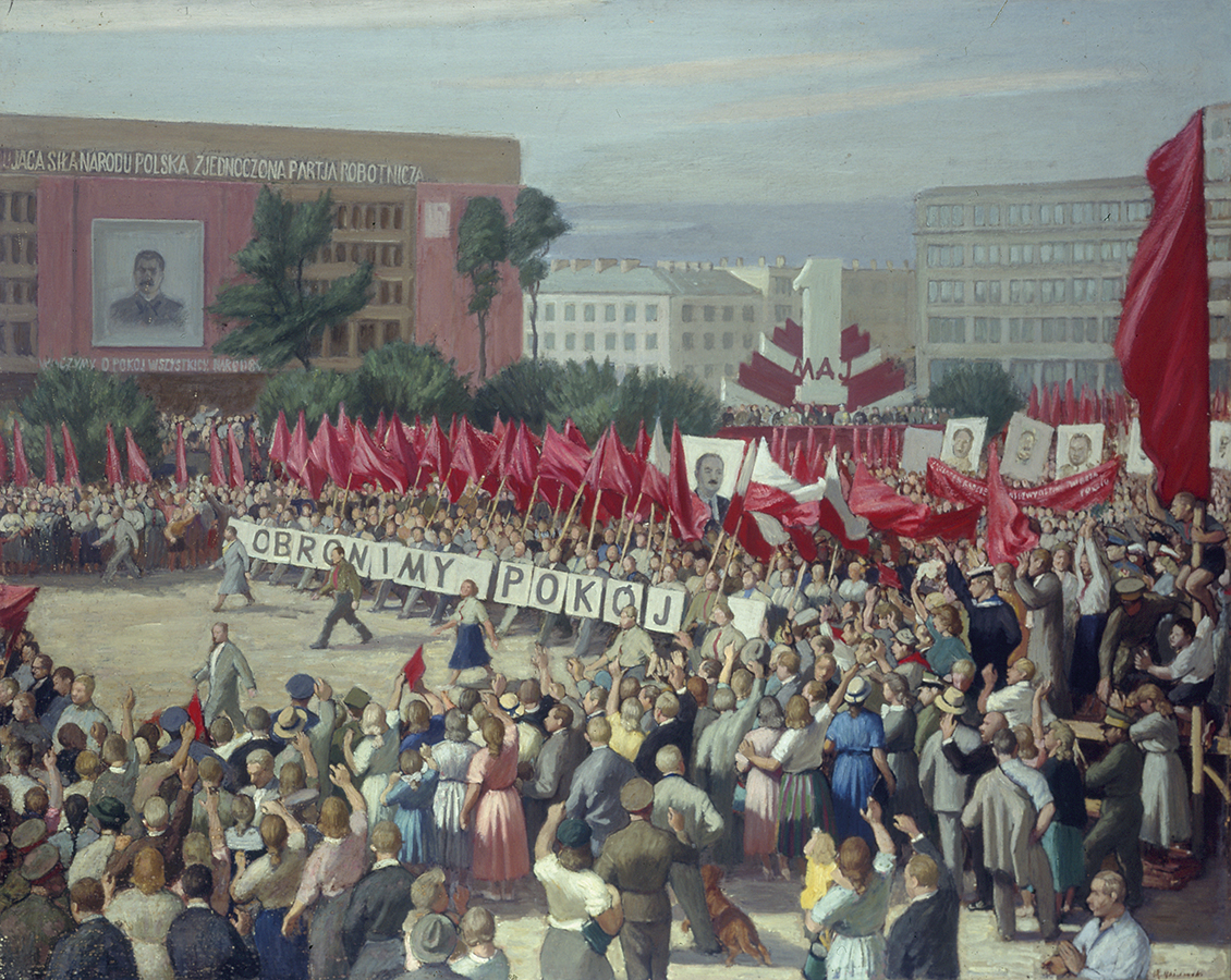 Władysław Gościmski, Obronimy Pokój, około 1950, olej, płótno, 120 x 150 cm; nr inw. MPK/SW/521 Fotografia przedstawia obraz olejny na płótnie, autorstwa Władysława Gościmskiego, zatytułowany Obronimy Pokój, namalowany około 1950 roku. W centralnej części kompozycji widoczne liczne szeregi ludzi idących ulicą w barwnym pochodzie, w lewą stronę. Pierwszy rząd uczestników manifestacji niesie transparent z dużym napisem OBRONIMY POKÓJ. Pozostali uczestnicy manifestacji niosą czerwone i białoczerwone szturmówki, mniejsze transparenty oraz duże portrety Bolesława Bieruta, Józefa Stalina i innych. W tle krajobraz miejski z budynkami, od lewej wysoki ceglany gmach z wielkim portretem Józefa Stalina i hasłem PRZODUJĄCA SIŁA NARODU POLSKA PARTIA ROBOTNICZA. Po prawej stronie, nad trybuną honorową monumentalna cyfra 1 i napis MAJ na kulisowo ułożonych flagach. U dołu obrazu tłum ludzi uczestniczący w uroczystościach.