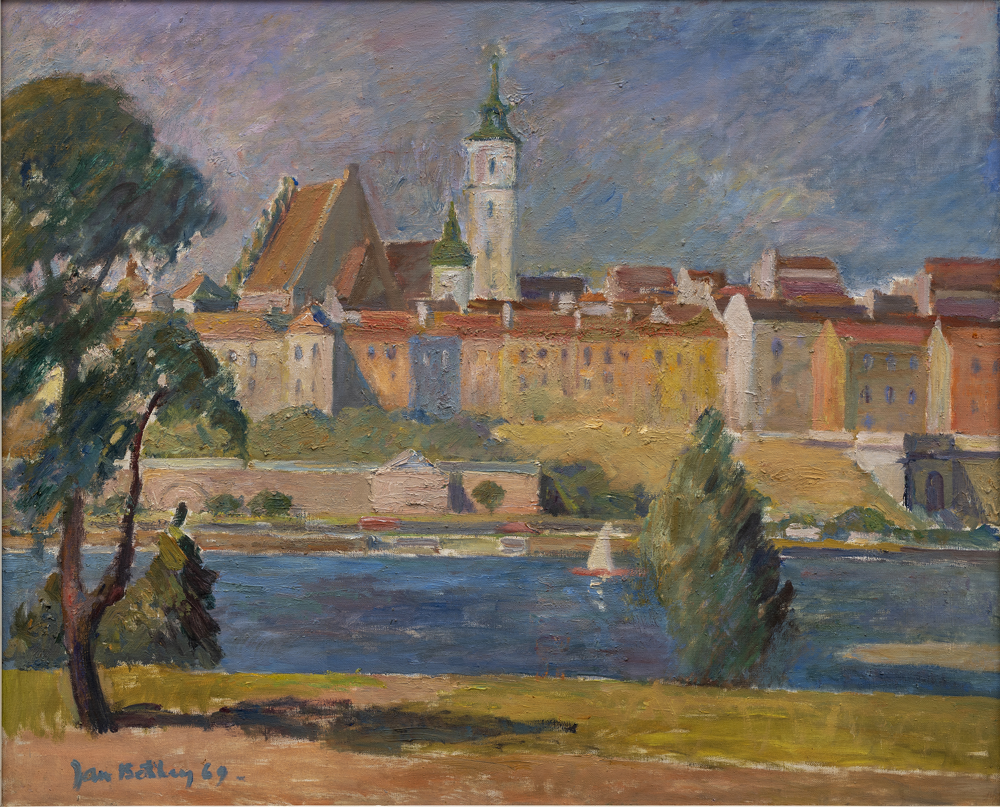 1. Jan Tadeusz Betley, Stare Miasto od strony Wisły; Polska, Warszawa, 1969; płótno, olej, 80 x 98 cm; nr inw. MPK/SW/2458 Ilustracja przedstawia obraz namalowany farbami olejnymi na płótnie, autorstwa Jana Tadeusza Betleya, zatytułowany Stare Miasto od strony Wisły, z 1969 roku. Ukazuje widok na Stare Miasto w Warszawie z plaży znajdującej się niedaleko ulicy Wybrzeże Helskie w dzielnicy Nowa Praga. Na pierwszym planie rzeka Wisła w kolorze błękitu oraz zielone drzewa znajdujące się przy brzegu. Na rzece łódka z jasnobrązowym korpusem i białym masztem. Na drugim planie, za rzeką, widoczne zabudowania miejskie Starego Miasta. Nad budynkami górują dwa kościoły, archikatedra św. Jana Chrzciciela oraz Sanktuarium Matki Bożej Łaskawej. Kolorystyka obrazu jest stonowana. Dominujące barwy to brązy, żółcie, biele, niebieskości, zielenie.