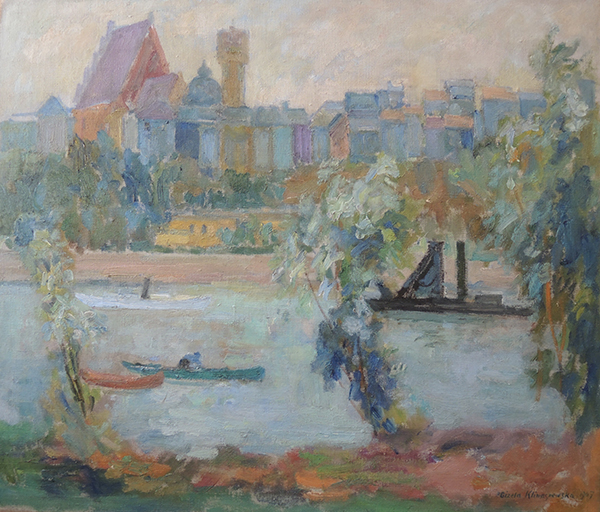 2. Gizela Klimaszewska, Stare Miasto od strony Wisły; Polska, Warszawa, 1967; płótno, olej, 55,4 x 65,5 cm; nr inw. MPK/SW/2446 . Ilustracja przedstawia obraz namalowany farbami olejnymi na płótnie, autorstwa Gizeli Klimaszewskiej, zatytułowany Stare Miasto od strony Wisły, z 1967 roku. Ukazuje widok na Stare Miasto w Warszawie z plaży znajdującej się niedaleko ulicy Wybrzeże Helskie w dzielnicy Nowa Praga. Na pierwszym planie rzeka Wisła w kolorze jasnego błękitu oraz liczne zielone drzewa przy brzegu. Na rzece z lewej strony trzy łódki. Na jednej z nich postać ludzka. Drugi plan stanowią zabudowania miejskie Starego Miasta. Nad budynkami górują dwa kościoły, archikatedra św. Jana Chrzciciela oraz Sanktuarium Matki Bożej Łaskawej. Kolorystyka stonowana, dominują jasne brązy, różne odcienie zieleni i niebieskiego.