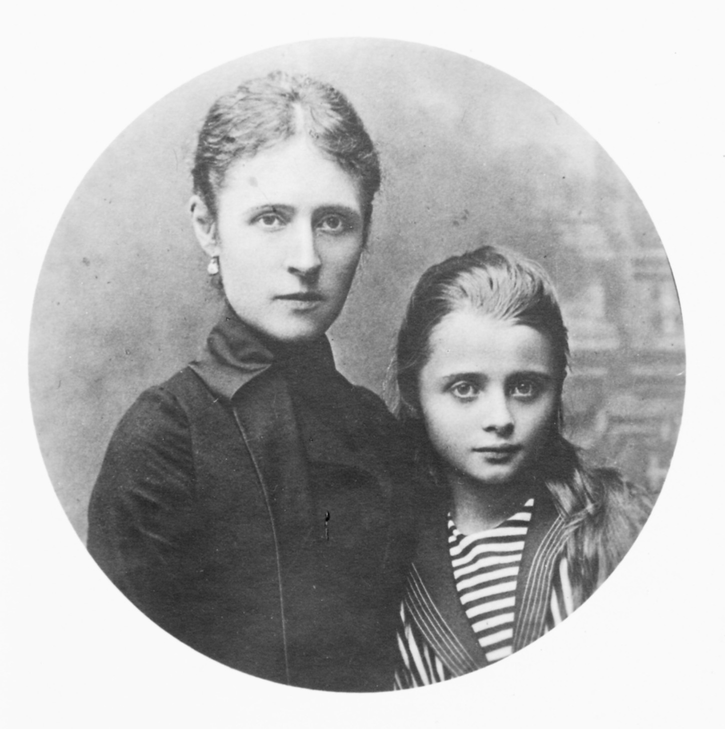 1. Maria Potocka, późniejsza Adamowa Zamoyska z matką, Janiną Potocką, autor nieznany, ok. 1885 r. Fotografia archiwalna, czarno-biała, wykonana około 1885 roku, przedstawia Marię Potocką, późniejszą Adamową Zamoyską, z matką – Janiną Potocką. Postacie w ujęciu do pasa. Po lewej kobieta o ciemnych, gładko zaczesanych i spiętych włosach, o twarzy pociągłej, szczupłej, ubrana w ciemny strój. Obok niej dziewczynka, o ciemnych włosach, okrągłej twarzy, ubrana w bluzkę o marynarskim kroju.