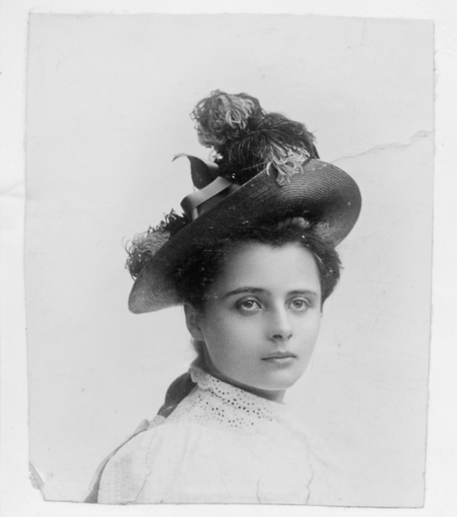 2. Maria Potocka, późniejsza Adamowa Zamoyska, autor nieznany, pocz. l. 90. XIX w. Fotografia archiwalna, czarno-biała, wykonana na początku lat dziewięćdziesiątych XX wieku, przedstawia Marię Potocką, późniejszą Adamową Zamoyską. Kobieta w ujęciu do pasa. Twarz okrągła, włosy ciemne, spięte pod okazałym, dekorowanym kapeluszem. Ubrana w białą bluzkę z dekoracyjnym kołnierzykiem.