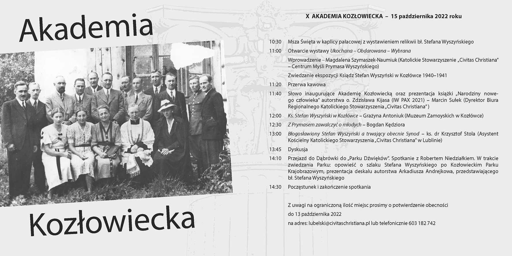 Zaproszenie Na szarym tle po lewej stronie czarno-białe zdjęcie przedstawiające Księdza Stefana Wyszyńskiego w otoczeniu właścicieli pałacu w Kozłówce, Jadwigi i Aleksandra Zamoyskich oraz pracowników ordynacji Zamoyskiej. Nad i pod zdjęciem dzielony napis: akademia kozłowiecka. Po prawej stronie zaproszenia program wydarzenia.