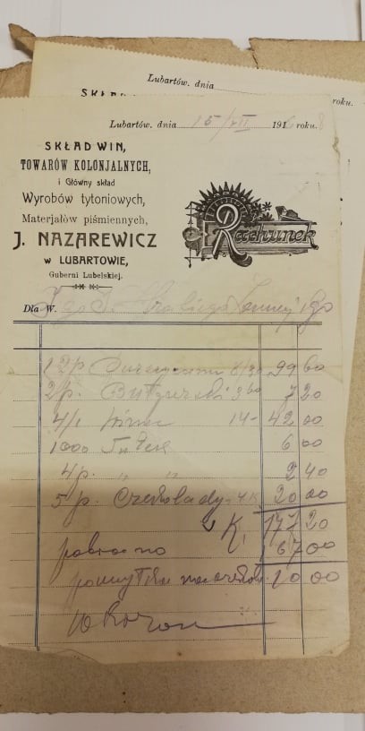 4. Rachunek wystawiony dla hrabiego Konstantego Zamoyskiego za towary zakupione w lubartowskim Składzie win, towarów kolonialnych i Głównym składzie wyrobów tytoniowych i piśmiennych J. Nazarewicza, z dnia 15 grudnia 1916 roku. Archiwum Państwowe w Lublinie Fotografia ukazująca pożółkły papierowy rachunek wystawiony dla hrabiego Konstantego Zamoyskiego za towary zakupione lubartowskim Składzie win, towarów kolonialnych i Głównym składzie wyrobów tytoniowych i piśmiennych J. Nazarewicza, z dnia 15 grudnia 1916 roku. W środkowej części tabela, sześć wypisanych odręcznie pozycji zakupowych oraz podsumowania i obliczenia. Ostatnią z pozycji zakupowych jest pięć paczek/pudełek czekolady.
