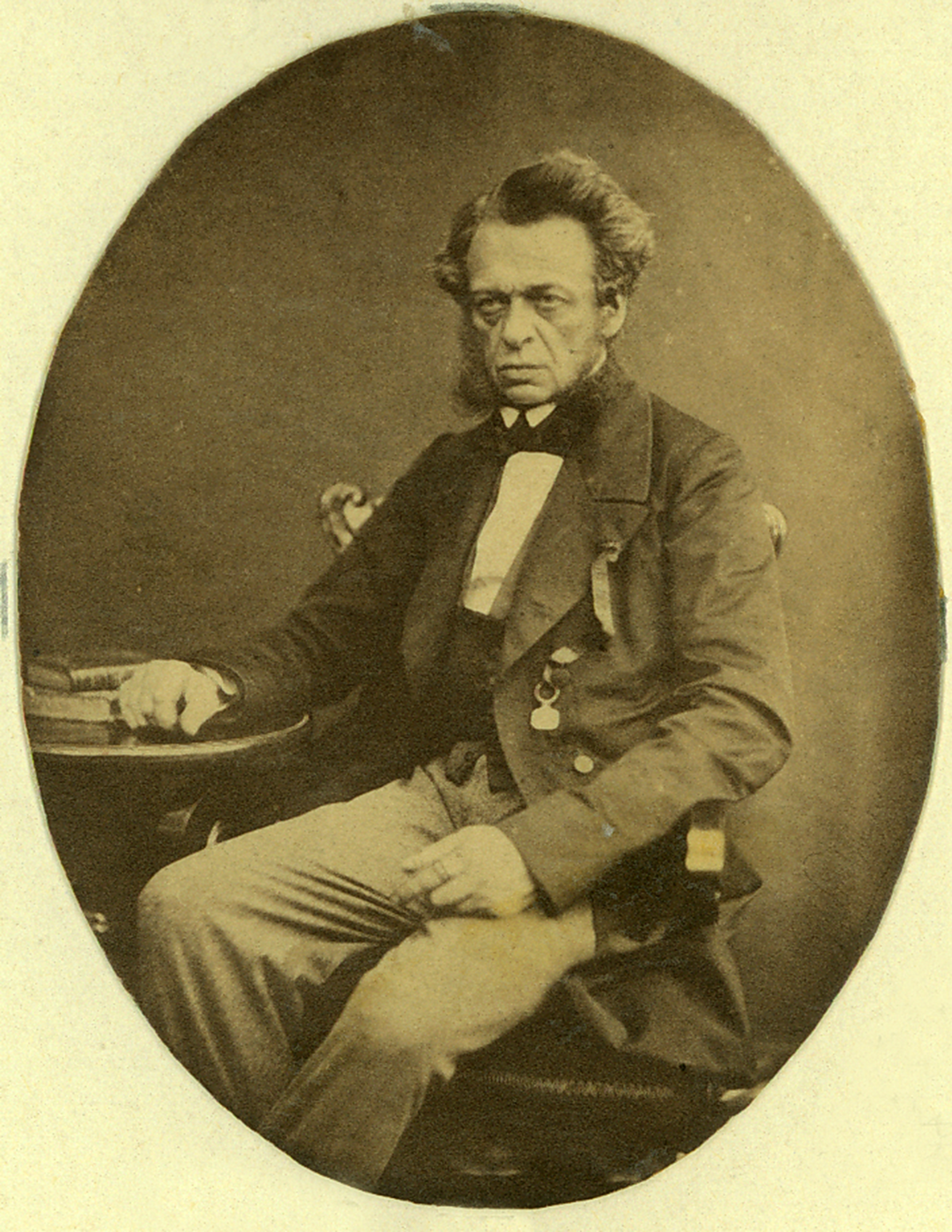 2. Andrzej Zamoyski (1800–1875), Grzegorz Sachowicz, l. 50. XIX w., fotografia zabytkowa, 7,5 x 5,7 cm, MPK/SW/84 Fotografia archiwalna, w kolorze sepii, owalna, przedstawiająca starszego mężczyznę siedzącego przy stoliku, zwrócony en trois quarts w lewo; tło neutralne.