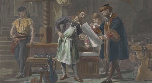 Drukarnia Auguste'a Ledoux, według obrazu Frédérica-Désiré Hillemachera, Wnętrze drukarni Johannesa Gutenberga, 1863 r., Rijksmuseum AmsterdamFoto: Domena publiczna/CC0 Fotografia przedstawia ilustrację, na której pokazane jest wnętrze średniowiecznej drukarni. Widoczne cztery postacie męskie. Jeden z mężczyzn trzyma w ręku dużą, zadrukowaną kartkę papieru i razem z dwoma innymi parzy na nią. Czwarty z mężczyzn dociska prasę drukarską. Na drugim planie widoczna jest prasa drukarska z przygotowanym, ułożonym z czcionek tekstem do druku. Dalej w głębi widać schody prowadzące do góry.