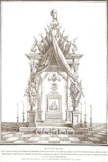 Zygmunt Vogel, Katafalk wystawiony podczas żałobnego nabożeństwa za duszę Adama Kazimierza Czartoryskiego w dniu 22 kwietnia 1823 roku; źródło Wikipedia Ilustracja przedstawiająca katafalk Adama Kazimierza Czartoryskiego, wystawionego podczas mszy żałobnej. Na podwyższeniu ustawiony jest „castrum doloris” czyli namiot żalu, ustawiany dla uczczenia zmarłego dostojnika. Dach oparty jest na czterech kolumnach korynckich umieszczonych na wysokim postumencie. Front trzonu frontowych kolumn udekorowany jest panopliami, powyżej, medaliony z herbami zmarłego, jeszcze wyżej skrzyżowane chorągwie tworzące swoistego rodzaju kurtynę. W środku umieszczony został w formie prostopadłościennego pomnika portret zmarłego księcia Adama Czartoryskiego, poniżej inskrypcje, niestety słabo czytelne, powyżej lampa wieczna. Po obu stronach „castrum doloris” ustawione po trzy wysokie świeczniki. Całość w kolorze bieli, szarości i brązu.