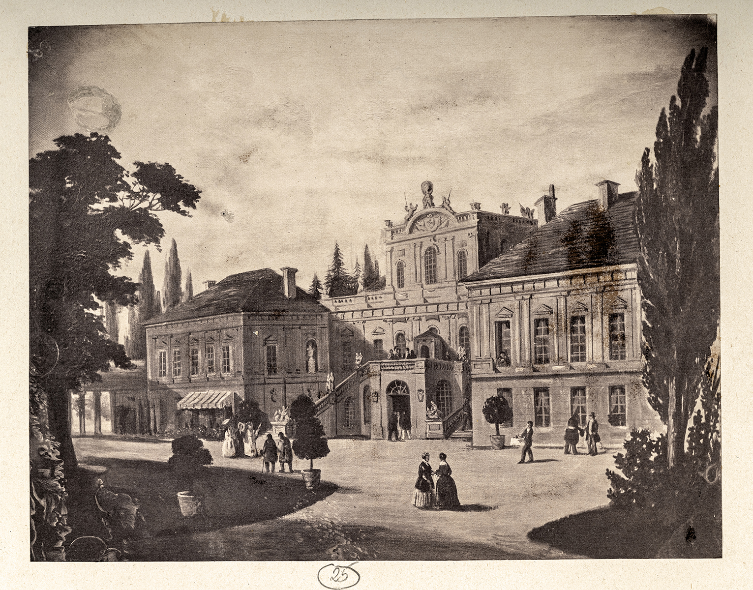 Pałac Czartoryskich w Puławach, ok 1830 roku; fotografia zabytkowa obrazu albo dagerotypu, wklejona do albumu; nr inw. MPK/F/168 Zabytkowa fotografia w kolorze sepii stanowiąca reprodukcję obrazu albo dagerotypu, przedstawiająca pałac Czartoryskich w Puławach od strony dziedzińca. Przed pałacem spacerujący i służba.