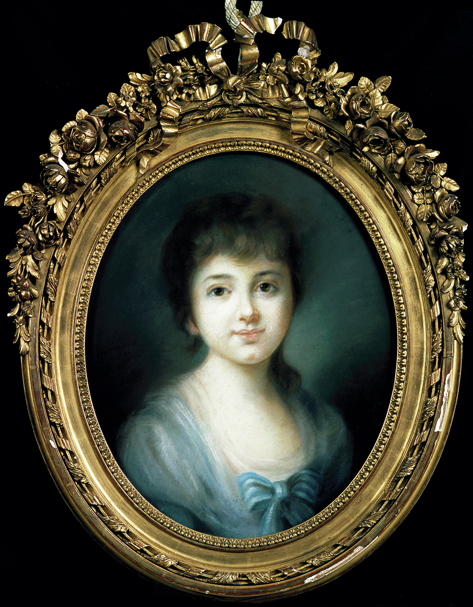 Portret Marii Czartoryskiej, córki księcia Adama Kazimierza Czartoryskiego, późniejszej księżnej Wirtemberskiej, nieznane naśladownictwo Aleksandra Kucharskiego, Polska, około 1900 roku; pastel, papier; nr inw. MPK/MR/27 Owalny portret Marii Czartoryskiej, córki księcia Adama Kazimierza Czartoryskiego. Młoda dziewczyna przedstawiona w popiersiu, lekko zwrócona w prawo, głowa en face. Twarz okrągła, pełna, o różowej karnacji. Duże, złocistozielone oczy. Nos prosty, usta pełne, czerwone, a w podbródku dołeczek. Kasztanowobrązowe, długie, opadające w swobodnej grzywce na czoło włosy, z tyłu spływają na plecy. Ubrana jest w jasną, biało-błękitną sukienkę z delikatnej, powiewnej tkaniny, z owalnym dekoltem przybranym na piersi błękitno-granatową kokardą. Tło jest gładkie, szarozielone, nieco jaśniejsze wokół postaci.