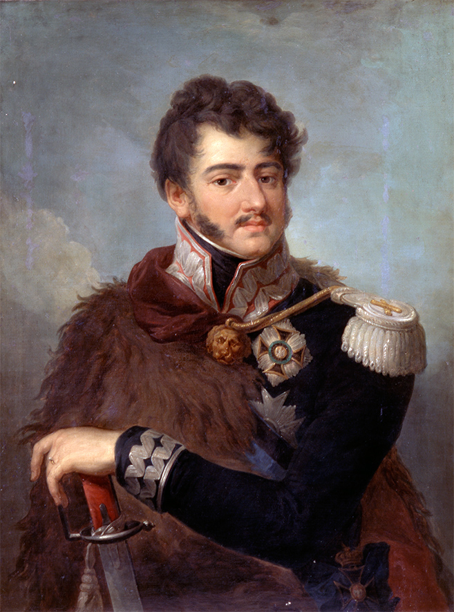 Portret Józefa Poniatowskiego, nieznany autor kopii wg Józefa Grassiego, Polska (?), 4. ćwierć XIX wieku; płótno, olej. Fotografia kolorowa przedstawia portret mężczyzny w ujęciu do pasa. Głowa zwrócona lekko w lewo. Twarz okrągła, pełna. Wysunięty podbródek z zaznaczonym dołkiem. Górną wargę okala ciemny wąsik. Kręcone, rozwichrzone ciemne włosy łączą się z bokobrodami. Lewe ramię wysunięte nieznacznie do przodu, ręką ugięta w łokciu i wsparta na rękojeści szabli. Mundur granatowy z czerwonym kołnierzem ozdobionym srebrnym haftem. Szyja ujęta wysokim kołnierzykiem, na którym owinięta jest ciemna chusta. Na ramionach symbole generalskie. Na piersi gwiazda Orderu Virtuti Militari oraz gwiazda Orderu Legii Honorowej. Postać przepasana niebiesko-czarną wstęgą Orderu Virtuti Militari spiętą na lewym biodrze Krzyżem Wielkiego Orderu Virtuti Militari. Na prawe ramię zarzucone brązowe futro z ciemnym kołnierzem spiętym złotą taśmą z broszą w kształcie głowy lwa. Na serdecznym palcu lewej dłoni niewielki pierścionek. Tło gładkie, szaro-niebieskie.