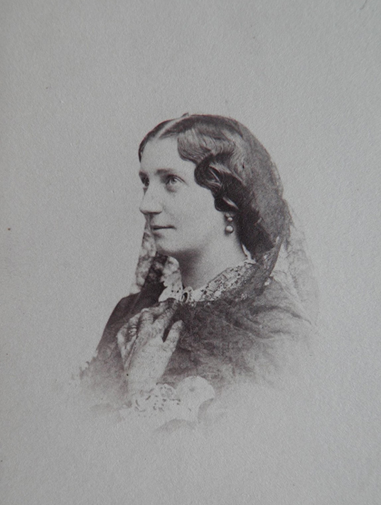 3. Maria z Mańkowskich Kwilecka, fotografia, Polska, ok. 1863, w: A. E. Mańkowski, Kronika domowa Mańkowskich, Fundacja Andrzeja Mańkowskiego/ASPRA, Warszawa 2017 Fotografia przedstawia ok. 35-letnią kobietę zwróconą bokiem. Ubrana jest ona w welon oraz w suknię spiętą u szyi kameą. Kobieta ma upięte w luźny kok ciemne włosy, a w uszach kolczyki z perłami. Osłonięta jest ciemnym koronkowym szalem, który przytrzymuje na piersi lewą ręką.