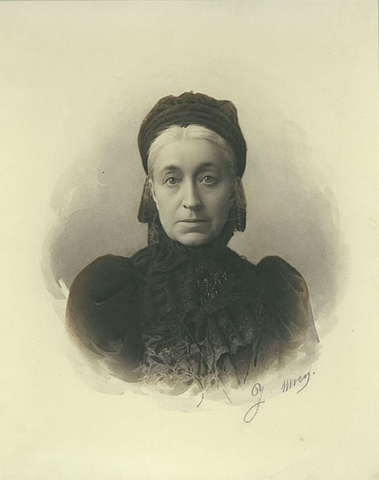 4. Izabella z Czartoryskich Działyńska, fotografia rysunku Juliusza Miena, Kraków, ok. 1890, MPK/F/15 Fotografia przestawia rysunek ok. 50-letniej kobiety. Ubrana jest w czarną suknię ozdobioną koronką. Kobieta ma upięte, jasne włosy, okryte czarnym turbanem z krótkim koronkowym welonem z tyłu. Uwagę zwraca poważny, lekko melancholijny wyraz twarzy sportretowanej.