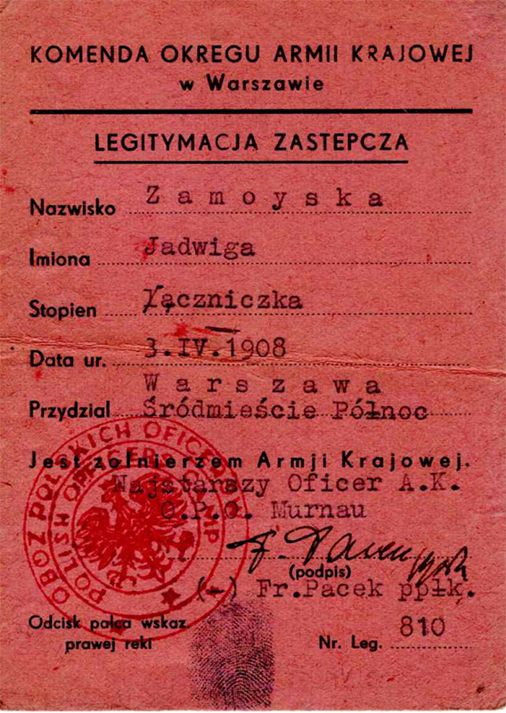 2. Legitymacja zastępcza żołnierza Armii Krajowej wystawiona dla Jadwigi Zamoyskiej, fot. z archiwum rodziny Zamoyskich 2. Fotografia przedstawia legitymację zastępczą żołnierza Armii Krajowej wystawiona dla Jadwigi Zamoyskiej. Jest to dokument z czarnymi napisami na czerwonym tle. Legitymacja zawiera takie informacje jak: imię, nazwisko, data urodzenia, stopień, przydział, podpis dowódcy, odcisk palca właściciela oraz pieczęć.