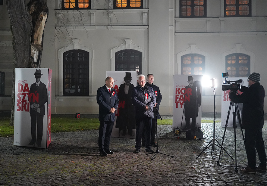 Przemówienia Pana Andrzeja Pruszkowskiego, Dyrektora Muzeum Zamoyskich, Pana Marcina Derewendy, Dyrektora Oddziału Instytutu Pamięci Narodowej w Lublinie oraz Pana Przemysława Czarnka Posła na Sejm Rzeczypospolitej Polskiej, fot. B. Filipowicz. Przemówienia Pana Andrzeja Pruszkowskiego, Dyrektora Muzeum Zamoyskich, Pana Marcina Derewendy, Dyrektora Oddziału Instytutu Pamięci Narodowej w Lublinie oraz Pana Przemysława Czarnka Posła na Sejm Rzeczypospolitej Polskiej, fot. B. Filipowicz.