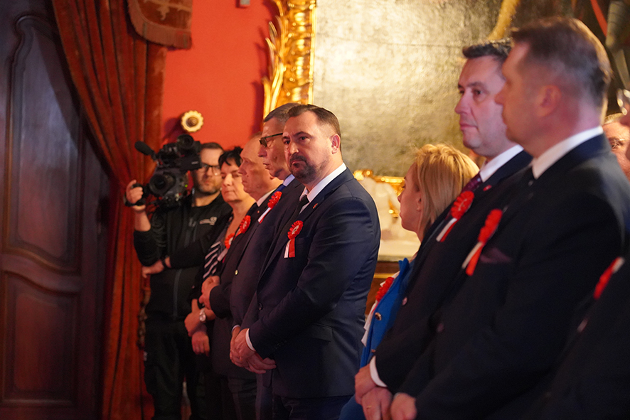 Część oficjalna wydarzenia "Świętujemy Niepodległą" w Salonie Czerwonym. Od prawej strony: Pan Przemysław Czarnek, Poseł na Sejm Rzeczypospolitej Polskiej, Pan dr hab. Marcin Szewczak, Członek Zarządu Województwa Lubelskiego, Pan Marek Wojciechowski, Wicemarszałek Województwa Lubelskiego, Pan Krzysztof Gałaszkiewicz, Wiceprzewodniczący Sejmiku Województwa Lubelskiego, Pan Jerzy Szwaj, Wiceprzewodniczący Sejmiku Województwa Lubelskiego, fot. B. Filipowicz. Część oficjalna wydarzenia "Świętujemy Niepodległą" w Salonie Czerwonym.
Od prawej strony: Pan Przemysław Czarnek, Poseł na Sejm Rzeczypospolitej Polskiej, Pan dr hab. Marcin Szewczak, Członek Zarządu Województwa Lubelskiego, Pan Marek Wojciechowski, Wicemarszałek Województwa Lubelskiego, Pan Krzysztof Gałaszkiewicz, Wiceprzewodniczący Sejmiku Województwa Lubelskiego, Pan Jerzy Szwaj, Wiceprzewodniczący Sejmiku Województwa Lubelskiego, fot. B. Filipowicz.